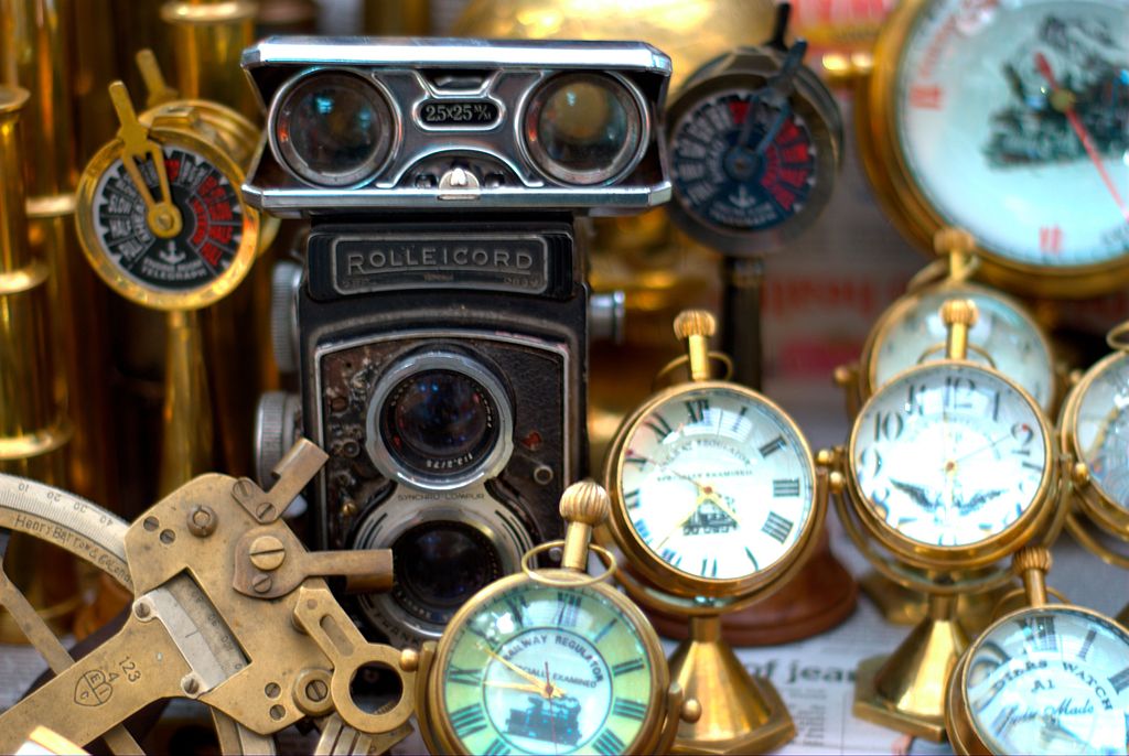 1024px-Antiques_being_sold_on_Colaba_Causeway